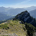 Roc de Charmieux - Ausblick am Gipfel in etwa südliche/südwestliche Richtung, u. a. mit dem 1.858 m hohen Nebengipfel (bzw. Südgipfel).