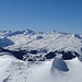 Auf dem Gipfelchen Tgant Son Martegn mit Blick zum Skigebiet Savognin.