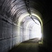 Licht am Ende des Tunnels durch die Staumauer von Luzzone.