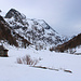 Ewigs lange ist das Val di Carassino im Winter mit Schneeschuhen zu begehen, besonderss bei feuchten Schnee wie ich antraf. Inzwischen hat auch wie angekündigt am Nachmittag der Himmel zugezogen. Von der Aple Carassino (1766m) sind es noch etwa 4km bis Talende wo die Hütte steht. Der Gipfel ist P.2611m welcher dem nicht sichtbaren Monte Amianto vorgelagert ist.