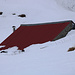 Die Hütte der Alpe Cassimoi (1829m) ist nahezu vollständig im Schnee versunken.