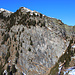 Aufbruch zum Abstieg von der Capanna Adula mit Blick auf den begangenen Grat zur Cima di Brasciana (2390m) mit der sehr steilen Südflanke Güsnaira.