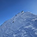 Aufstieg – in der Scharte mit Blick zum Gipfel der Kleinen Kreuzspitze – Aufstieg bis zum Gipfel mit Ski möglich