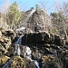 Der Romkerhaller Wasserfall wurde als touristische Attraktion künstlich angelegt, indem Wasser mit einem Graben auf die Felskante geleitet wird.