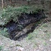Verrohrter Zeuggraben, Bachdurchführung<br />Der in Torfboden verlaufende Bach wird unter dem Grabenrohr durchgeleitet.