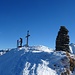 Der Gipfel des Krahbergzinken wird von einem riesigen Steinmann und dem Gipfelkreuz markiert