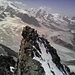 Sicht vom Gipfel auf Vorgipfel, hinten Monte Rosa, Lyskamm, Castor, Pollux, Breithorn (teilweise)
