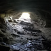 Blick vom Ende der Sandsteinhöhle Fahrwangen zu deren Ausgang.