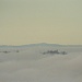 Der Gurten taucht aus dem Nebel auf. Dahinter die Dent de Vaulion (1483 m / 100 km)