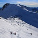 Gross Schinhorn / Punta di Valdeserta (2938m): Zurück beim Schneeschuhdepot oberhalb vom Mittelbergpass (2826m) und Gegenüber vom Mittelberg (2891m).