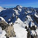 Gross Schinhorn / Punta di Valdeserta (2938m): Gipfelaussicht nach Osten. Links vorn sind die Gipfelnadeln vom unnahbaren Kleinen Schinhorn (2917m) und dahinter im Gratverlauf das Bochtehorn (2770m) und den zuvor überschrittenen Passo di Valdeserta (2664m). Rechts vom Pass zieht der Grat weiter zum Albrunhorn / Monte Figascian (2885,1m). Am Horizont steht das mächtige Ofenhorn / Punta d'Arbola (3235,3m).
