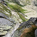 Im Aufstieg zur Świnica - Rückblick über ein steiles Stück mit Ketten und Klammern.
