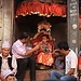 Die lebende Kinds-Göttin "Kumari" von Patan (spätere Aufnahme). Das Mädchen wird im Alter von 3 bis 4 Jahren von 5 Newar-Priestern ausgewählt. Sie gilt als Inkarnation der Göttin "Taleju" und ist die wichtigste Schutzgöttin des Kathmandu-Tales. Sobald das Mädchen einen Tropfen Blut verliert, ist ihr Leben als Kumari vorbei und sie kommt vom göttlichen Dasein ins normale Leben zurück. 