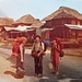 Die Franzosen (Liliane, Alain und Claudie) in Pokhara Lakeside. Die Hütten waren damals mit Strohdächern bedeckt. 