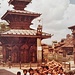 Fröhliche Kinder vor einer dreistöckigen Pagode in Patan