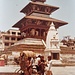 Dreistöckige hinduistische Pagode (Shiva Tempel Maju Deval), davor eine weisse Shikhara (Tempelturm) und eine Rikscha mit Touristen am Königsplatz in Patan