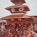 Die Nepali beobachteten den Festumzug am 3. Mai 1979 von der grossen dreistöckigen Pagode aus