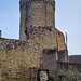 Teile der äußeren Ringmauer sowie ein schmaler Zwinger sind noch erhalten. Am beeindruckendsten ist aber der mächtige Bergfried, der in der ersten Hälfte des 19. Jahrhunderts restauriert wurde. Er ist heute 19 Meter hoch und hat einen Durchmesser von 11 Metern. 