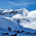 <b>Qualche sciatore ha scelto il percorso sul versante opposto della valle, decisamente più soleggiato. </b>