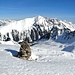 <b>L'omino di vetta del Wetterkreuzkogel (2591 m) e sullo sfondo la cima conquistata ieri, il Pirchkogel (2828 m).</b>