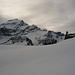 "Couche de neige lisse" auf der prächtig gelegenen Alp Tschingel, die eine einzigartige Sicht auf die zuhinterst im Saxettal thronende Schwalmere bietet