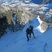 Überaus aussichtsreich geht's den Steilhang hoch. Sehr schön sieht man im Verlauf unten auch unsere Spur.