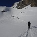 In der Steilstufe. Nach ein paar Metern in der schmalen Skispur setzen wir die Spezialfähigkeit der Schneeschuhe ein und laufen direttissima den steilen Hang hoch. Der Schnee ist dankbarerweise hart genug, um Halt zu finden.