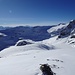 Gegen Südwesten limitiert der leicht höhere Wildstrubel die Sicht in die Ferne. In der Mitte lugen die Gipfel des Mont Blanc Gebiets hervor.