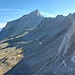 Schattige Querung mit dem ersten Gipfel - der Rotspitze - im Blick.