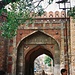 Das Dehli Gate (von Naman) verbindet Alt Dehli mit Neu Dehli und wurde 1638 erstellt. Es ist das südliche Tor der historischen, ummauerten Stadt Alt Dehli und ist heute ein Kulturerbe (Foto Wikipedia, Autor: Nvvchar)