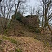 Auf dem Fels haben sich zwei Teile der Schildmauer erhalten, die nördlich und südlich an einen natürlichen Felszacken anschließen.