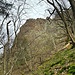 Vielleicht der eindrucksvollste Fels im Donnersberggebiet: ein senkrechter Pfeiler, schätzungsweise dreißig Meter hoch, der über einen schmalen Grat mit dem Berghang weiter oben verbunden ist.