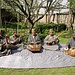 Kaschmirische Musikgruppe mit Trommeln und historischen Zupf- und Streichinstrumenten