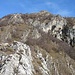 Salendo, ci si avvicina al Monte San Martino, separato dal Monte Crocione dalla Bocchetta di Nava.