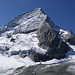 Der Mount Kolahoi 5425m, das "Matterhorn von Kaschmir", mit dem Kolahoi-Gletscher nördlich der Kleinstadt Pahalgam im Aru-Tal ist der höchste Berg Kaschmirs. Er wurde 1912 von einer britischen Expedition erstmals bestiegen. 