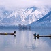 Der Dal Lake in Srinagar ist eingebettet in hohe Berge des indischen Himalaya (Quelle: Widipedia, Autor Suhail Skindar Sofi) 