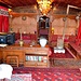 Das farbenfrohe Interieur der Hausboote ist mit wertvollen Kaschmir-Teppichen ausgestattet
