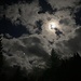 ... ziehen dekorativ Wolken am Mond vorbei ...
