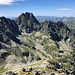 Unterwegs auf der Orla Perć - Der nächste Gipfel ist erreicht: Zadni Granat (Hinterer Granat). Von dort geht der Blick in etwa südwestliche/westliche Richtung.
