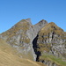Der Fulen mit seinen beiden Gipfeln von Süden. Der Aufstieg beginnt an der Einbuchtung etwas unterhalb der Feldeggfurggle (linker Bildrand) und zieht sich dann schräg nach rechts oben