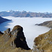 Ausblick über das Nebelmeer vom Gipfel des Fulen. Hinten die Glarner Alpen