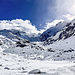 An Fuße des Morteratsch-Gletschers angekommen wirkt auf uns eindrücklich die ihn einkesselnde Bergriesen-Arena, leider jedoch sind ihre Gipfel Piz Bernina, Piz Zupò und Piz Palü wolkenumhüllt. Wie so viele Gletscher war auch dieser vor nicht allzulanger Zeit noch ein ganzes Eck länger :-/