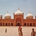 Die Badshahi Moschee in Lahore ist die zweitgrösste Moschee in Pakistan. Sie wurde 1671 bis 1674 erbaut und gilt als eines der bedeutendsten Werke der Sakralarchitektur der Mogulzeit