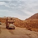 Aufwändig und schön bemalte Lastwagen am Khyber Pass im Jahre 1979. Damals noch eine waghalsige Strasse ohne Absicherung.  