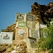 Britische Regimentswappen aus dem 19. JH schmücken eine Felswand am Khyber Pass