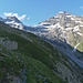 Tschingelhorn und Lauterbrunner Breithorn beim Zustieg ins Inners Tal. Man sieht die schmale Schafspur. 