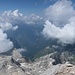 Der eigenständige Westteil der Julischen Alpen zeigt sich wolkenverhangen.