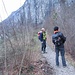 Osservando le falesie rocciose, dove si sviluppano numerose vie di arrampicata (tutte toste), in zona Pradello. 