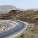 Die Zeiten ändern sich: Die heutige Passstrasse über den Khyber Pass ist sehr breit und komfortabel ausgebaut mit teilweise richtungsgetrennter Fahrbahn, wie dieses aktuelle Foto von Juni 2023 zeigt (Quelle: Google Maps, Autor: Mujahid Islam) 