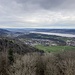 ... von welchem aus man das untere Seebecken des Zürichsees, die Stadt sowie den Uetliberg erkennen kann